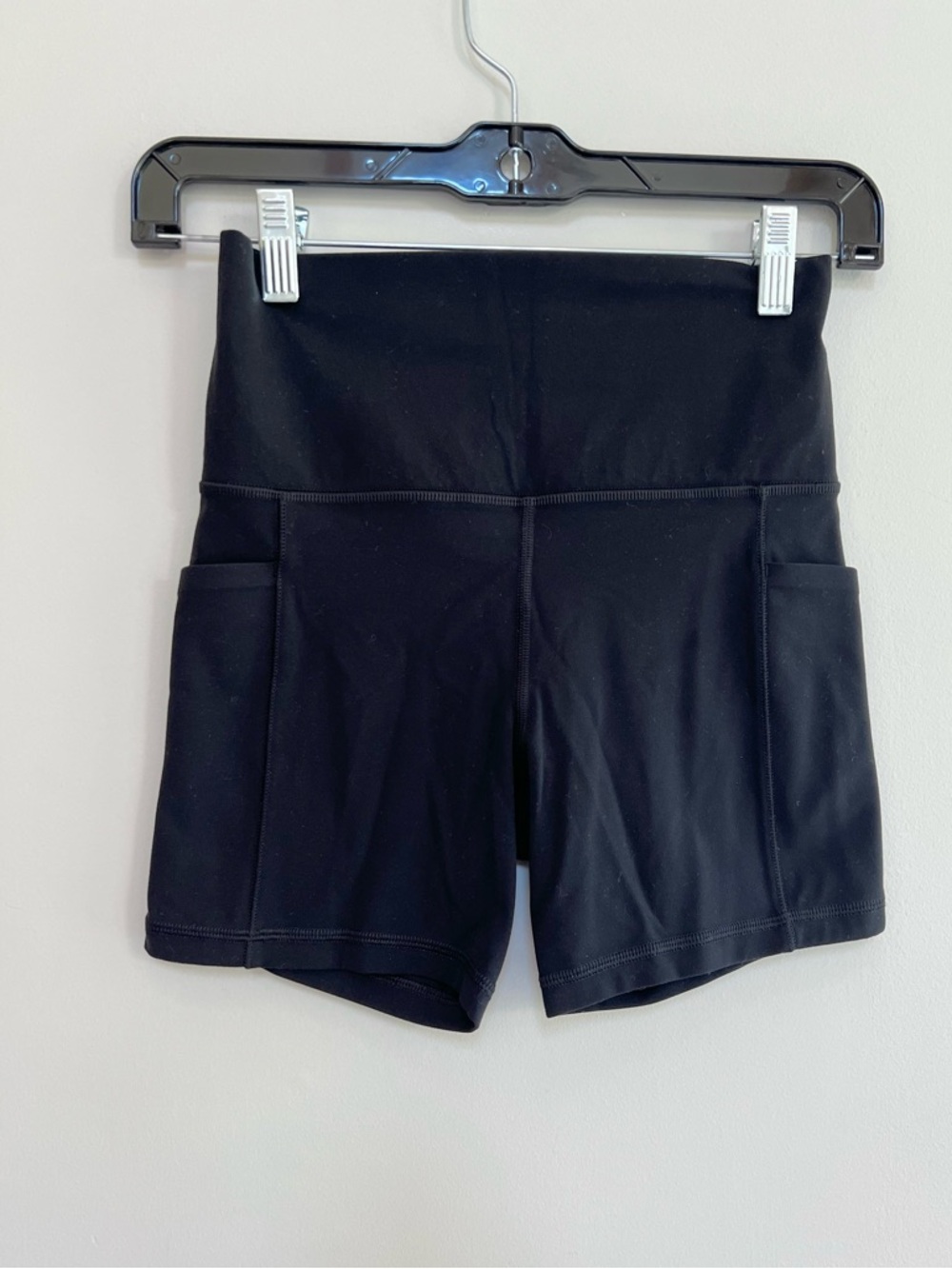 Athleta Salutation Stash High Rise 5" Athleta Bike Shorts in Black, size XS - Picture 2 of 12